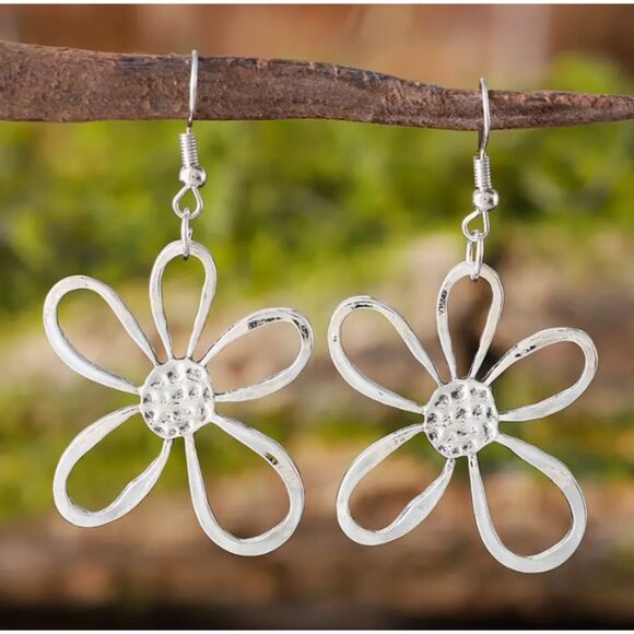 Silver Daisy Flower Necklace Earrings Set - Picture 3 of 5